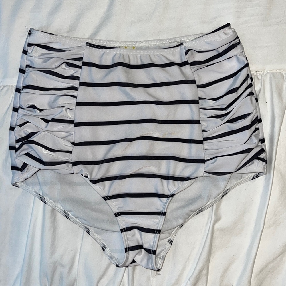 Kortni Jeane Side Ruche Bottoms, size medium